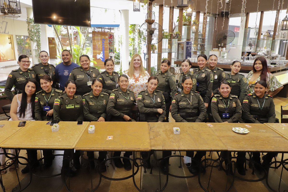 Demostrando mi respeto y agradecimiento a la Policía de Colombia.  Gracias <a href="/PoliciaColombia/">Policía de Colombia</a>