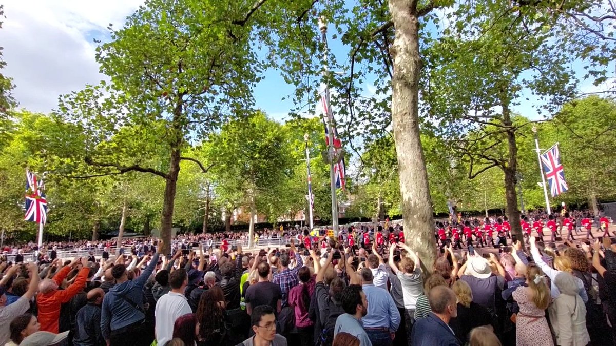 essential_scott's tweet image. Was on Pall Mall for the coffin today. Wasn&apos;t as busy as I expected tbh.