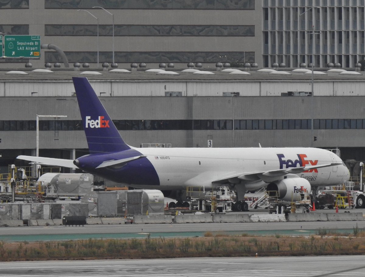 veryboeing's tweet photo. Some FEDEX fins in KLAX....#B757 -258(SF) #N964FD /#B777 -FS2 #N868FD / #B767 -3S2(ER)(F) #N197FE https://t.co/kCNSAN2819