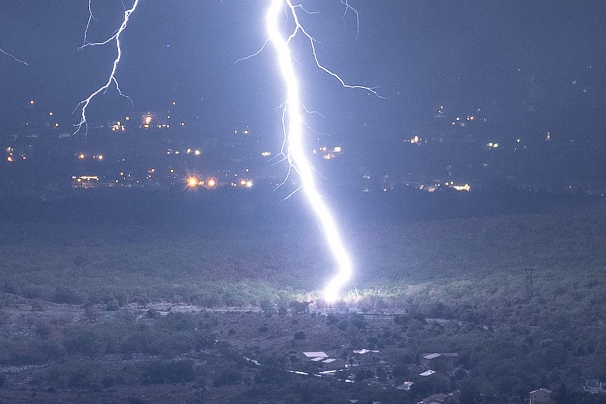 Ce matin 5h13 depuis #Mirabel en #Ardèche ce specimen tombe sur la commune de #Lussas.

Notez les 3 #traceurs ascendant sur la droite du canal 

#foudre #chasseurdorage