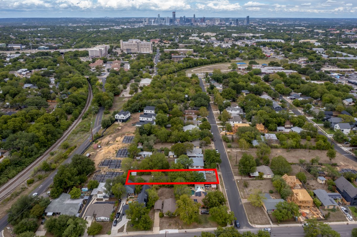 ashleylynnolson's tweet photo. New Listing 🚨 in the Hot South Manchaca neighborhood!

📍4524 s 3rd St, Austin, TX 78745

Huge .238 acre lot ready to build your dream home(s)! 

This is being sold AS-IS for land value.  Listed at $858,000. https://t.co/LitqRipEj9