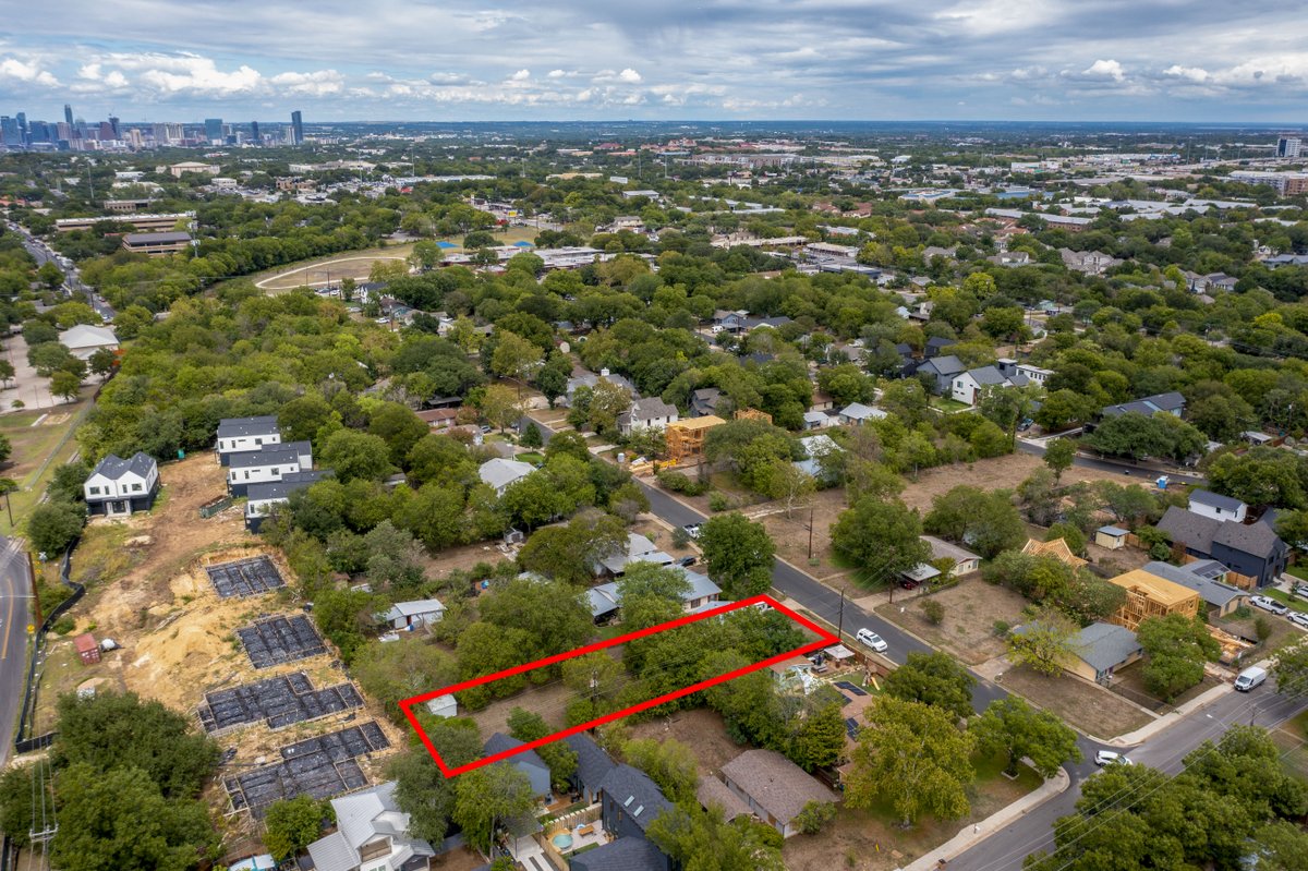 ashleylynnolson's tweet photo. New Listing 🚨 in the Hot South Manchaca neighborhood!

📍4524 s 3rd St, Austin, TX 78745

Huge .238 acre lot ready to build your dream home(s)! 

This is being sold AS-IS for land value.  Listed at $858,000. https://t.co/LitqRipEj9