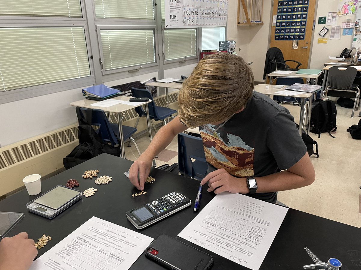 np_chemroan's tweet photo. Chem classes are using beans to calculate the Avg Atomic Mass of the new element Beanium. #beansbeans #WeAreDragons #NewPalProud @NPHS_Science @VoelzJames @SouthernHancock https://t.co/j3KHilUpCg