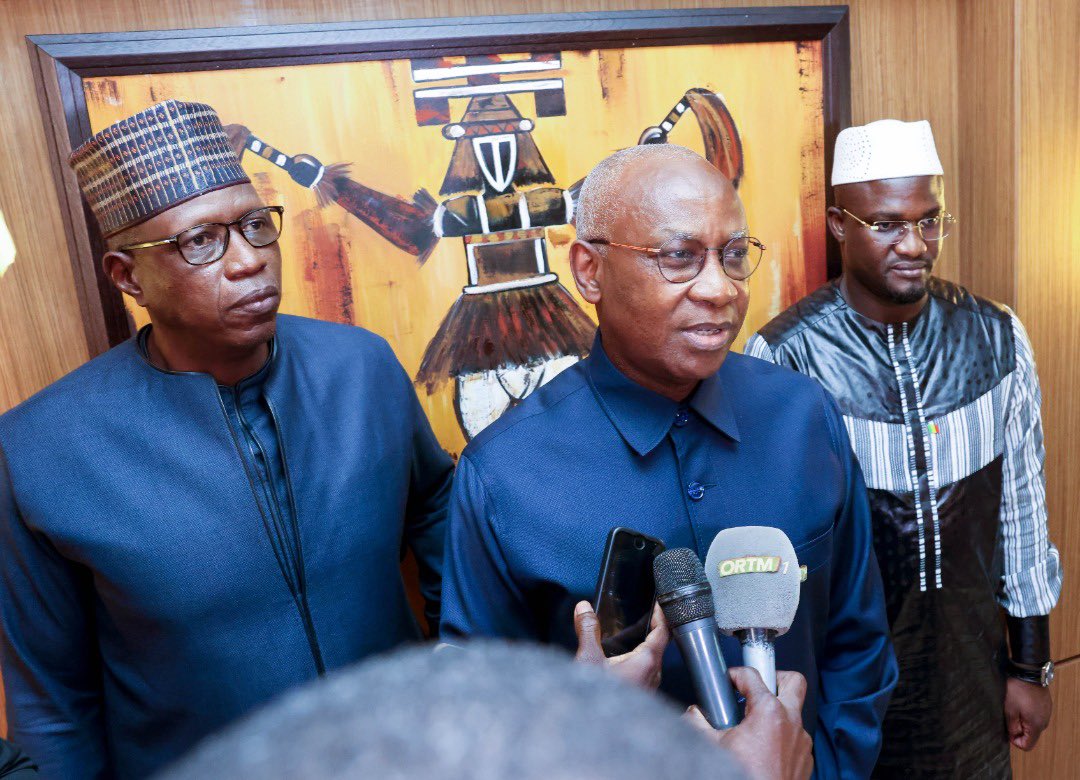 Presidence Mali (@presidencemali) on Twitter photo Le Pdt de la Transition, SE le Col <a href="/GoitaAssimi/">Général d'Armée Assimi GOITA</a>, Chef de l’État, a reçu en audience, ce mercredi, Serigne Mbaye THIAM, min de l’Eau et de l’Assainissement du Sénégal, également Président en exercice du Conseil des ministres de l’Organisation de la mise en valeur du fleuve Sénégal Le Pdt de la Transition, SE le Col <a href="/GoitaAssimi/">Général d'Armée Assimi GOITA</a>, Chef de l’État, a reçu en audience, ce mercredi, Serigne Mbaye THIAM, min de l’Eau et de l’Assainissement du Sénégal, également Président en exercice du Conseil des ministres de l’Organisation de la mise en valeur du fleuve Sénégal