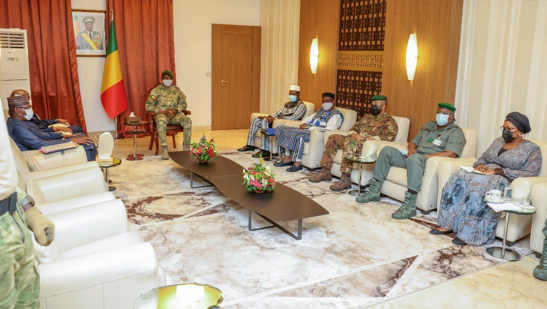 PresidenceMali's tweet image. Le Pdt de la Transition, SE le Col @GoitaAssimi, Chef de l’État, a reçu en audience, ce mercredi, Serigne Mbaye THIAM, min de l’Eau et de l’Assainissement du Sénégal, également Président en exercice du Conseil des ministres de l’Organisation de la mise en valeur du fleuve Sénégal