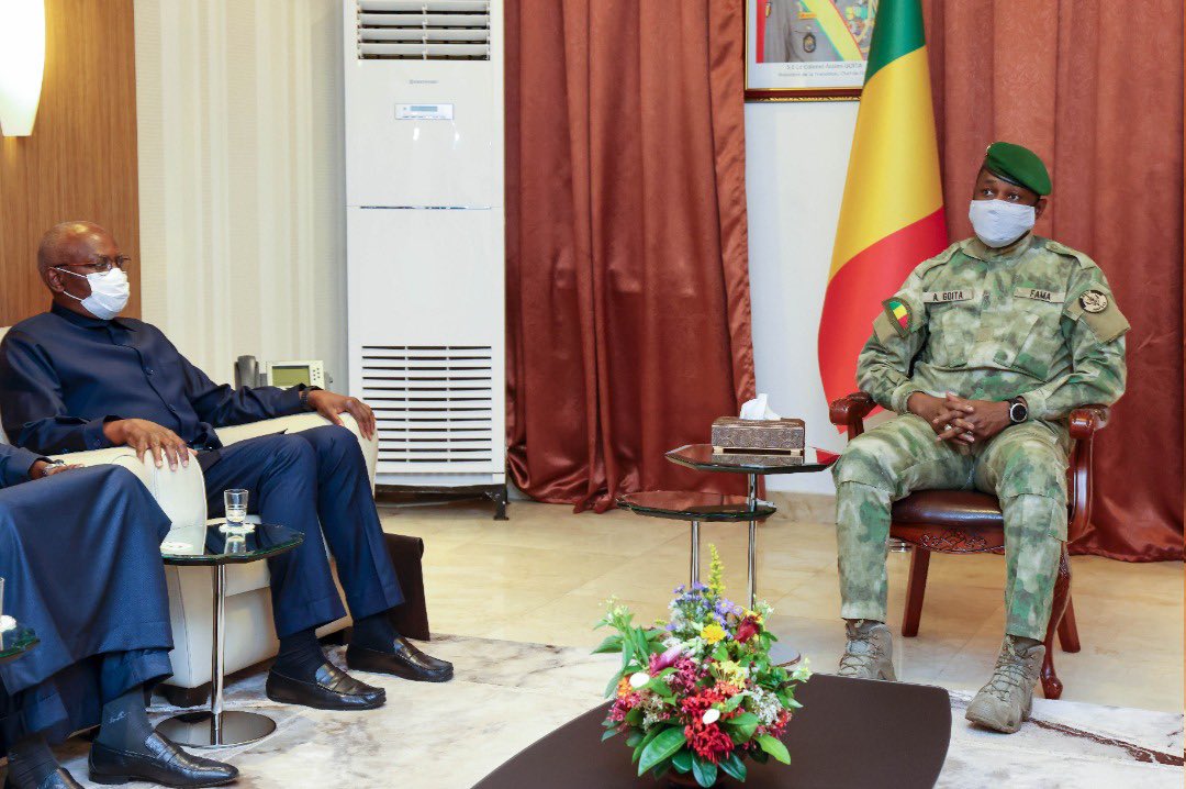 PresidenceMali's tweet image. Le Pdt de la Transition, SE le Col @GoitaAssimi, Chef de l’État, a reçu en audience, ce mercredi, Serigne Mbaye THIAM, min de l’Eau et de l’Assainissement du Sénégal, également Président en exercice du Conseil des ministres de l’Organisation de la mise en valeur du fleuve Sénégal