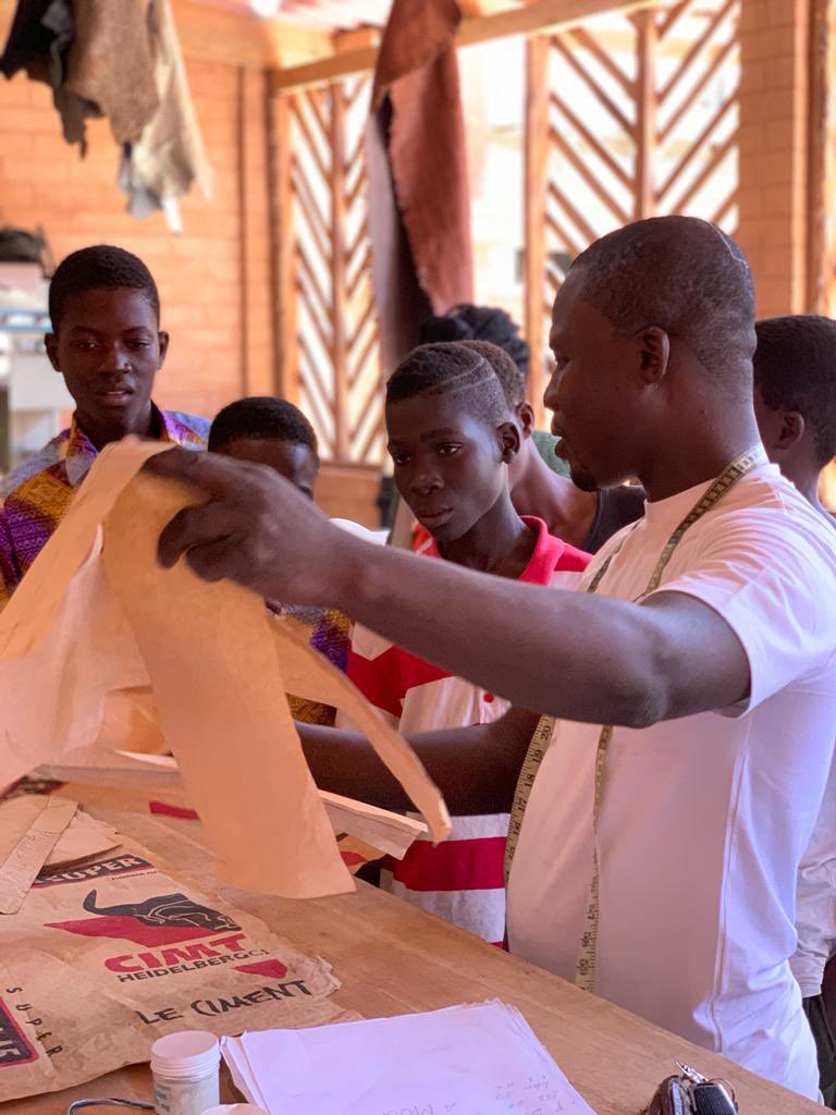Fondation_MA's tweet photo. Visite du @cma_tg  des enfants de rues organisée en collaboration de l’association Agopodé  pour la découverte découvrir des métiers d'#art et de l’#artisanat et du #design. 
#enfantdumonde #jeunesenfants #enfantsderues #enfants #metiersdart #designthinking https://t.co/ioaRJRHBNf