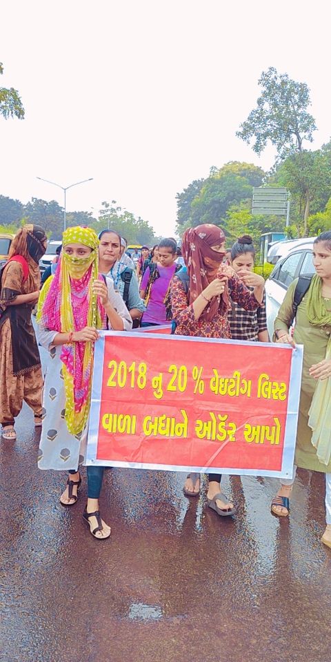 Anjaliahir2's tweet photo. વરસતા વરસાદ માં પોતાના ન્યાય માટે લડત લડી રહેલી ગુજરાત ની યુવતીઓ.ગઈકાલે અને આજ પણ ધડપકડ કરી ગાંધીનગર માંથી નીકળી જવા ની પણ ધમકીઓ આપવા માં આવી હતી.
બેટી બચાવો બેટી પઢાઓ અને પછી નોકરીઓ માટે તેને રોડ પર આંદોલન માં બેસાડો.
વાહ ગુજરાત😑
@narendramodi @PMOIndia
@AmitShah @sanghaviharsh https://t.co/wSk6kooG17