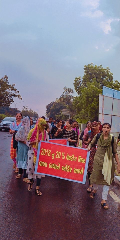 Anjaliahir2's tweet photo. વરસતા વરસાદ માં પોતાના ન્યાય માટે લડત લડી રહેલી ગુજરાત ની યુવતીઓ.ગઈકાલે અને આજ પણ ધડપકડ કરી ગાંધીનગર માંથી નીકળી જવા ની પણ ધમકીઓ આપવા માં આવી હતી.
બેટી બચાવો બેટી પઢાઓ અને પછી નોકરીઓ માટે તેને રોડ પર આંદોલન માં બેસાડો.
વાહ ગુજરાત😑
@narendramodi @PMOIndia
@AmitShah @sanghaviharsh https://t.co/wSk6kooG17