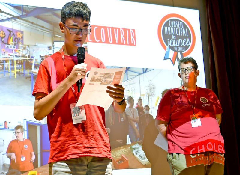 GBOURDOULEIX's tweet photo. Ce soir, nous étions réunis lors de la plénière de mi-mandat des jeunes élus du CMJ. Leurs actions et leur enthousiasme démontrent qu'il n'y a pas d'âge pour s'engager. Bravo et MERCI pour ce que vous avez déjà réalisé et ce que vous préparez sur le #harcelement. #Cholet https://t.co/qe3A3mpOyT