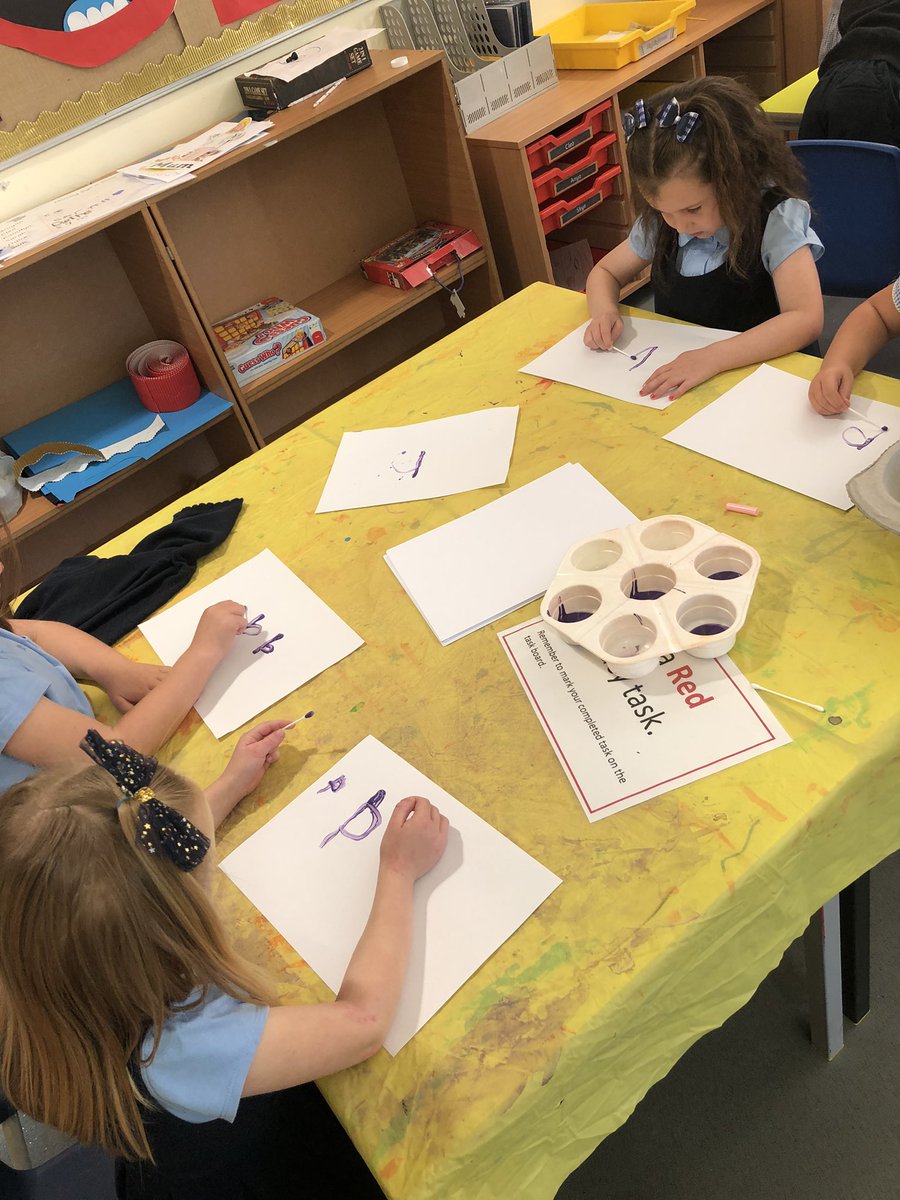 _miss_coates's tweet photo. P1C had a great time this morning exploring their new sound ‘b’. We made blew our own bubbles, experimented with making boats that could float in water and built brick towers! 🫧🧱 https://t.co/hd4W28wygo