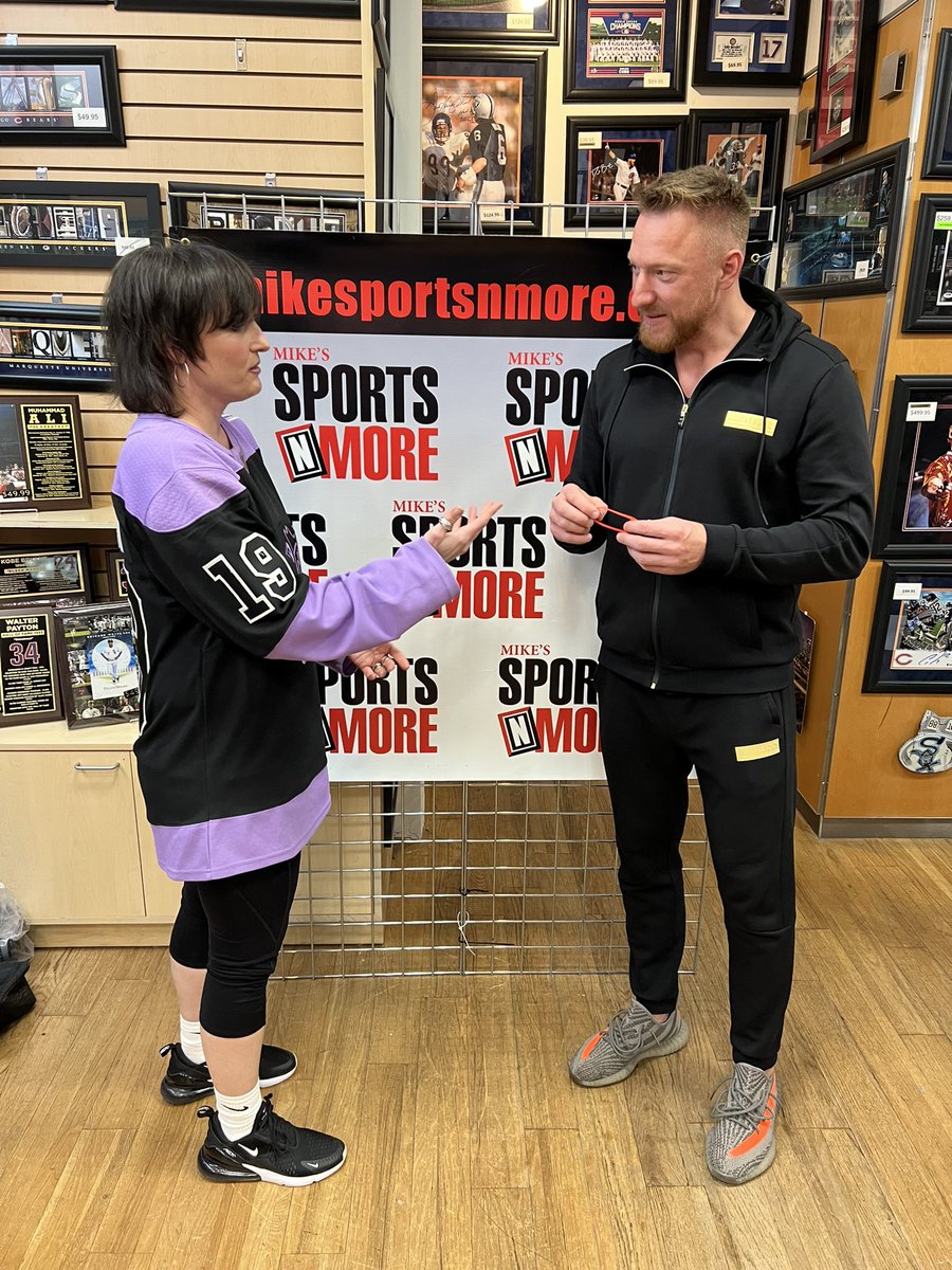 TR1N1TY3's tweet photo. Hossa was more than happy to show his support for the #OG19 and #TeamMurray. Can’t wait to celebrate him at the UC in November! @NHLBlackhawks 💜 https://t.co/nBDRiepPwM