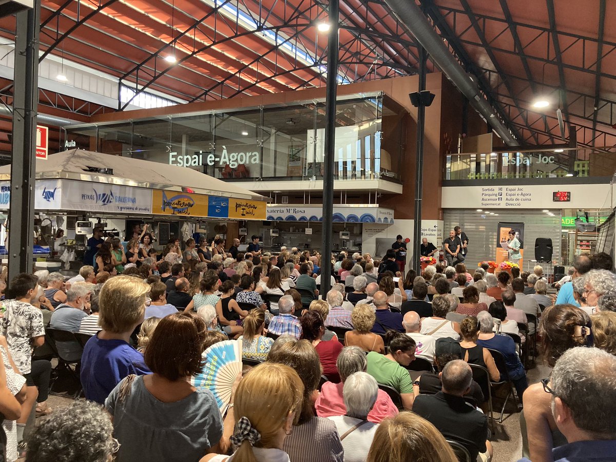 fcasabel's tweet photo. El nostre @PeranEspartac presenta el seu llibre “Tres desitjos abans de morir” al mercat de la plaça de Cuba.   #mataró Amb magnífiques reflexions properes com sempre! 💪🏼 https://t.co/9qQBVy8hEN