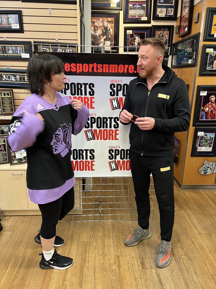 TR1N1TY3's tweet photo. Hossa was more than happy to show his support for the #OG19 and #TeamMurray. Can’t wait to celebrate him at the UC in November! @NHLBlackhawks 💜 https://t.co/nBDRiepPwM