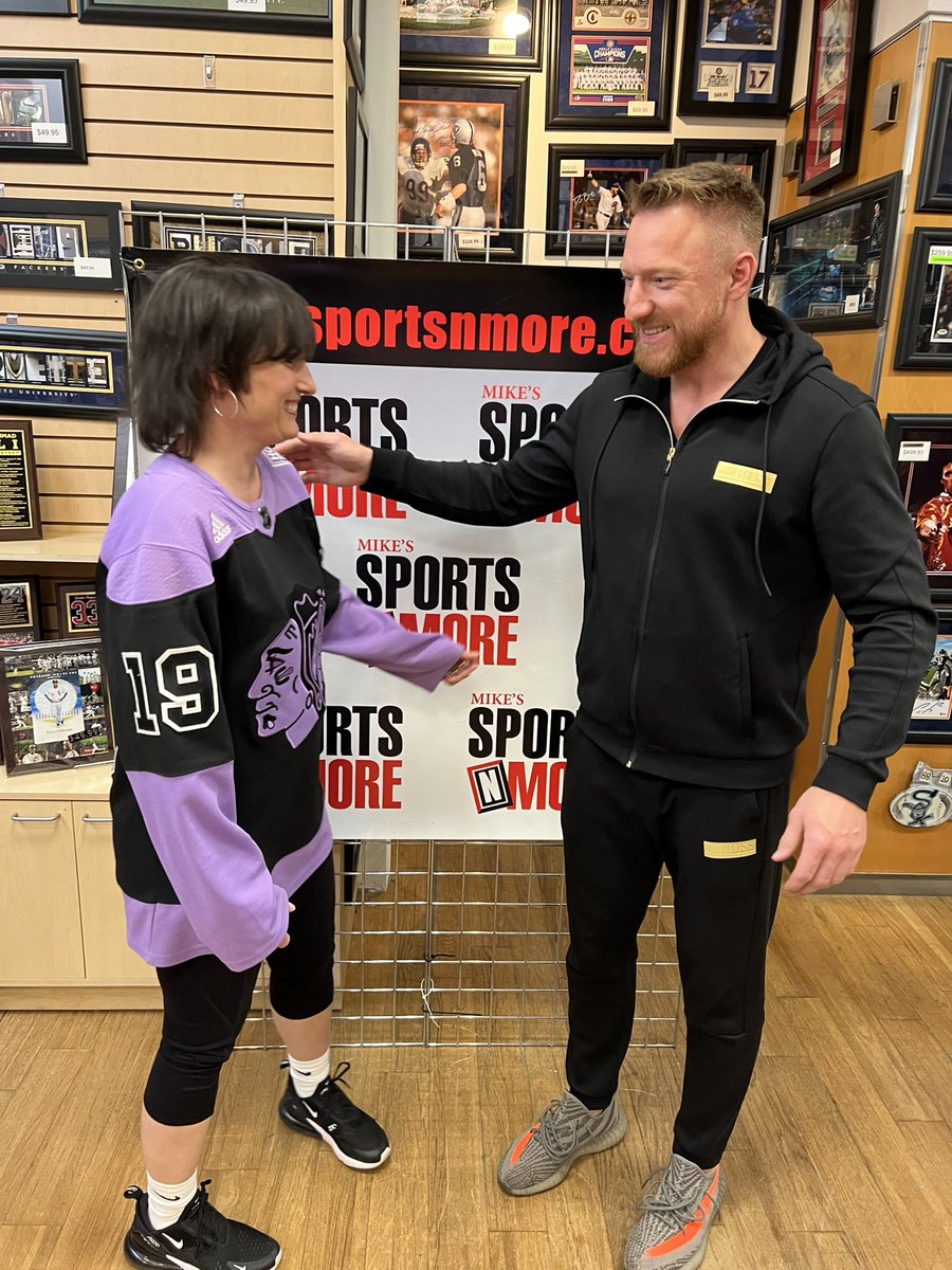 TR1N1TY3's tweet photo. Hossa was more than happy to show his support for the #OG19 and #TeamMurray. Can’t wait to celebrate him at the UC in November! @NHLBlackhawks 💜 https://t.co/nBDRiepPwM