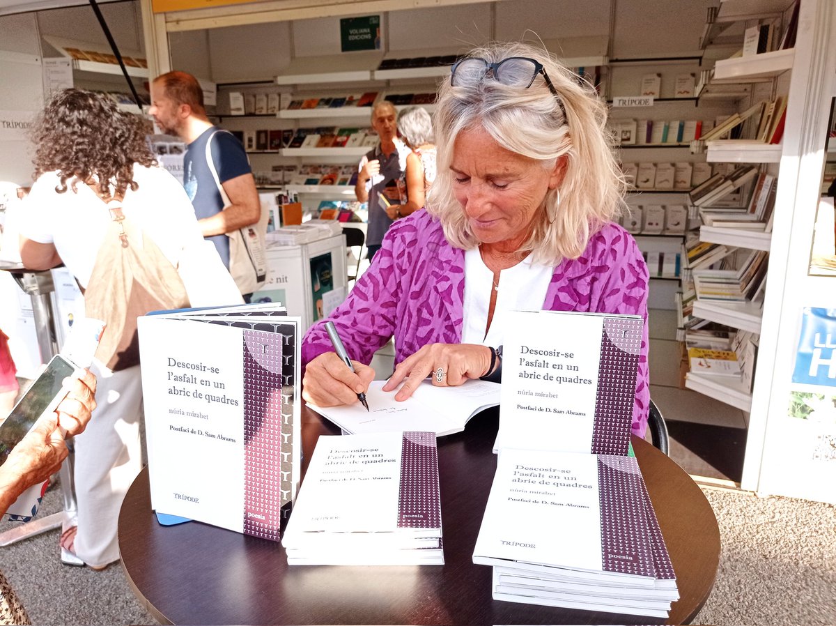 ✒️📖Bon ambient a les signatures de DESCOSIR-SE L'ASFALT EN UN ABRIC DE QUADRES, de @nuria_mirabet.