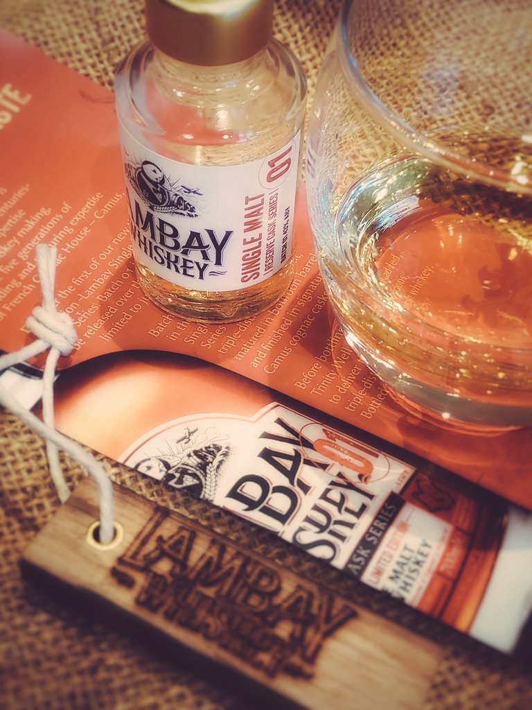 All set and poured for tonight's @LambayWhiskey @TweetTastings with @TheWhiskyWire

Lambay Single Malt • Reserve Cask Series 01 • Batch 01 • 43% ABV

#BePartOfTheDramfotainment

#lambaywhiskey #singlemalt
#irishwhiskey #uncorktheunique