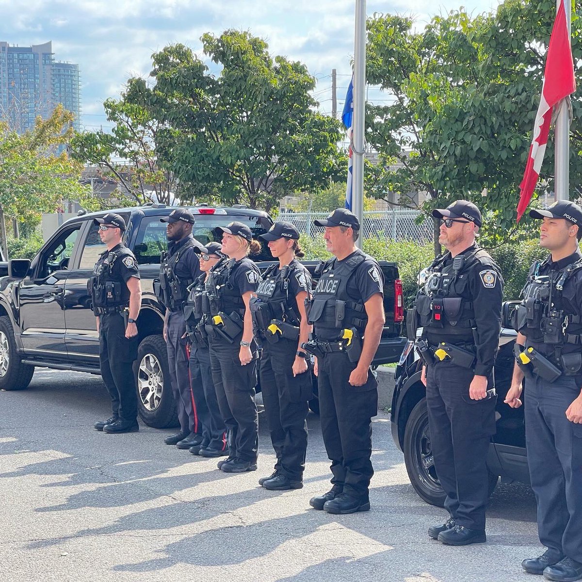 TPAca's tweet photo. Today, @TPACallanan &amp; @TPACampbell were at @TrafficServices when @HaltonPolice dropped off flowers &amp; paid their respects to Cst. Andrew Hong. We’d like to thank all our communities, &amp; the policing communities around the world, for the outpouring of support. #HeroesInLife #7815 https://t.co/wltGpJrodP