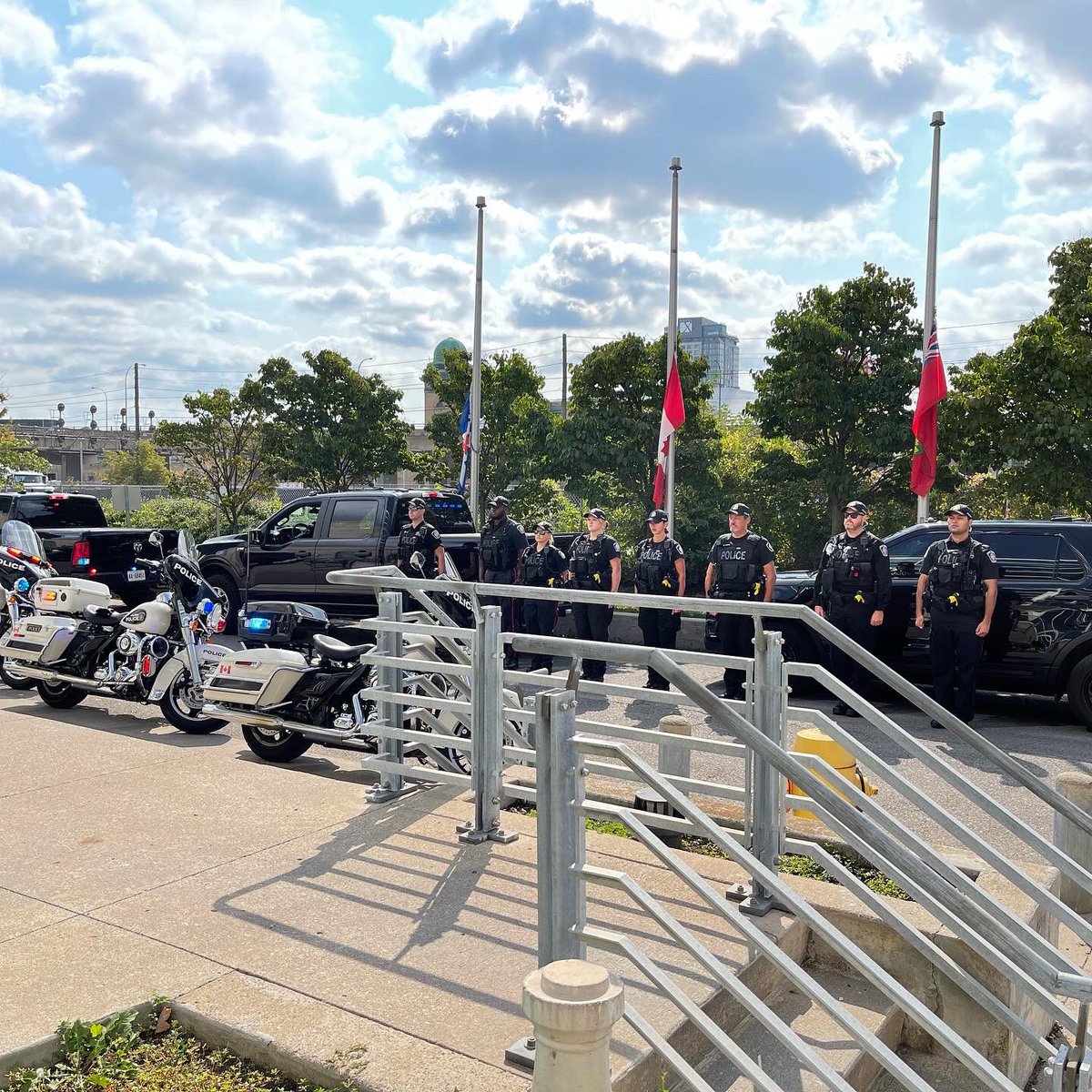 TPAca's tweet photo. Today, @TPACallanan &amp; @TPACampbell were at @TrafficServices when @HaltonPolice dropped off flowers &amp; paid their respects to Cst. Andrew Hong. We’d like to thank all our communities, &amp; the policing communities around the world, for the outpouring of support. #HeroesInLife #7815 https://t.co/wltGpJrodP