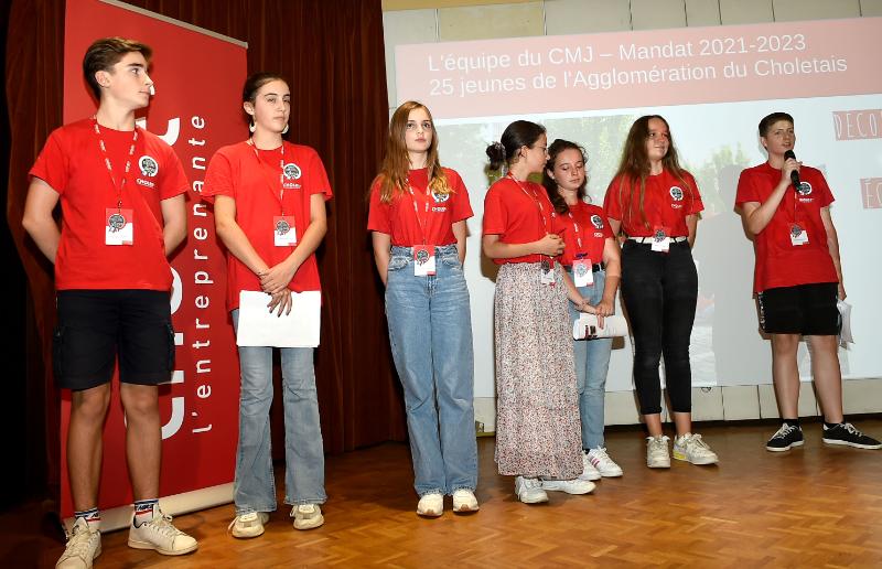 GBOURDOULEIX's tweet photo. Ce soir, nous étions réunis lors de la plénière de mi-mandat des jeunes élus du CMJ. Leurs actions et leur enthousiasme démontrent qu'il n'y a pas d'âge pour s'engager. Bravo et MERCI pour ce que vous avez déjà réalisé et ce que vous préparez sur le #harcelement. #Cholet https://t.co/qe3A3mpOyT