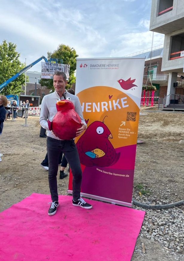 impfsuche's tweet photo. Richtfest Heinrike im Kinder Krankenhaus "Auf Der Bult", an das auch Eure Spenden für https://t.co/7o5yIuHiP2 gegangen sind ❤ Gelungene Veranstaltung mit @Daniela_Behrens @BelitOnay  und @SteffenKrach https://t.co/vJBLaVimcK