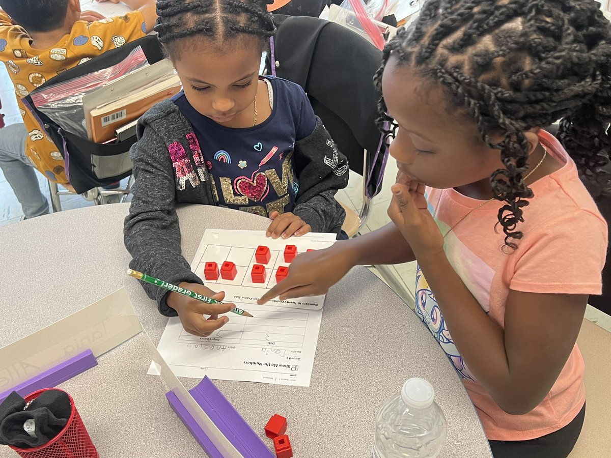 Math in action!  I love the collaboration! ❤️<a href="/JohnnycakeElem/">JohnnycakeElem</a> <a href="/MacekAtTheCake/">Kerry Macek</a>