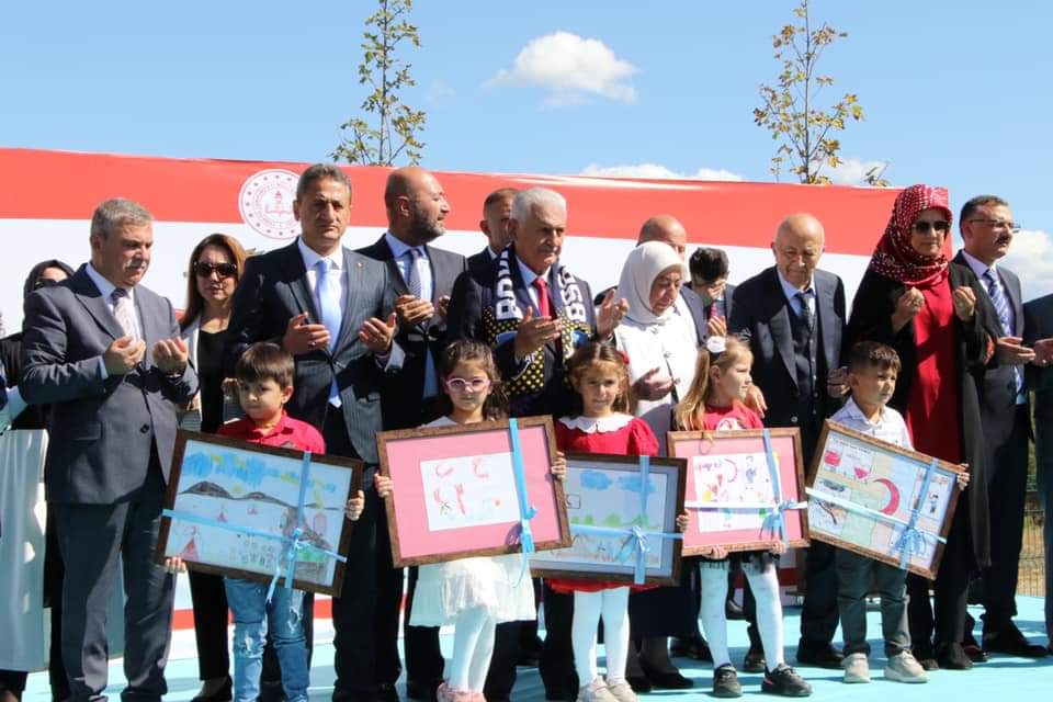 BİNALİ YILDIRIM BAŞKANIMIZ BOYABATIMIZDA...

Açılış programını teşrifleriyle onurlandıran Başbakanımız Binali Yıldırım’a ve Semiha Yıldırım hanımefendiye, Merhum Mukaddes Gürün hanımefendinin ailesine ve emeği geçenlere şükranlarımı sunuyorum.