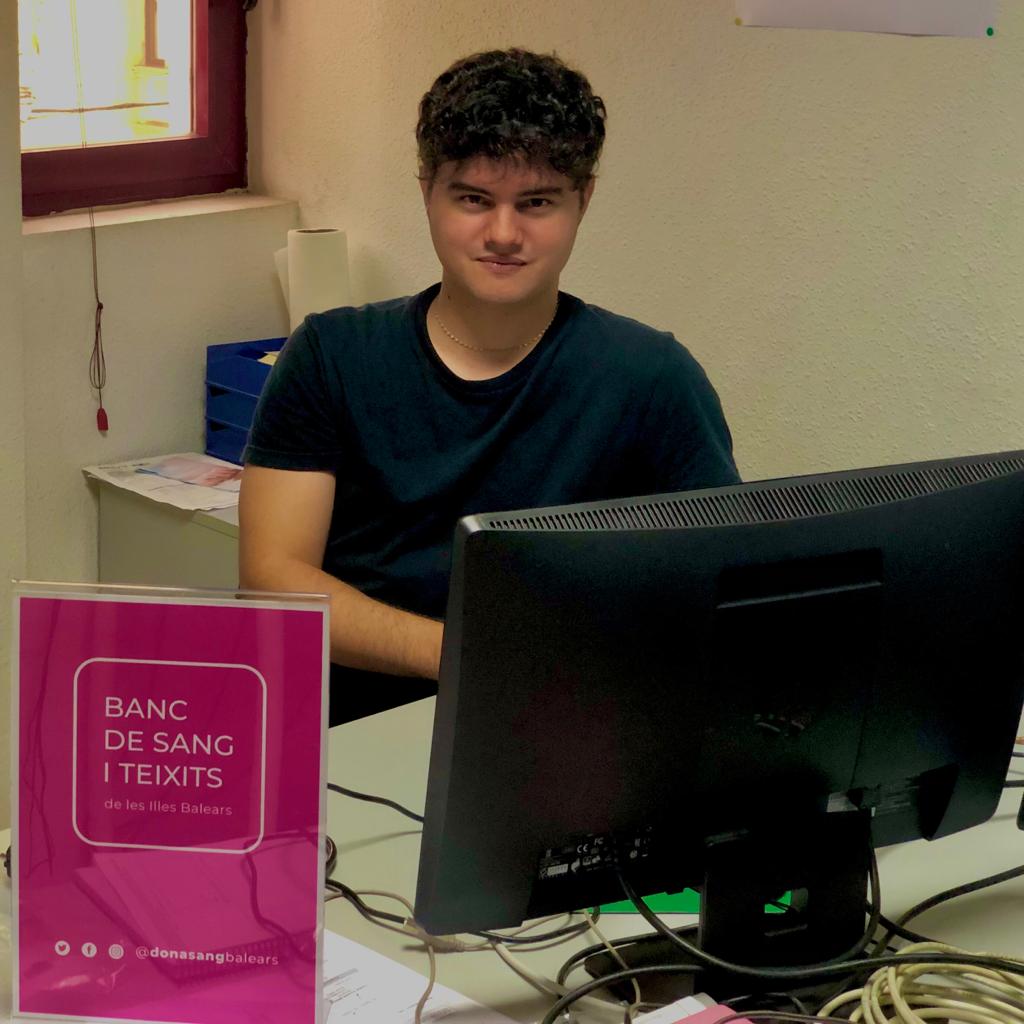 donasangbalears's tweet photo. ¡Te presentamos a Andy López!
Trabaja como informático 👨💻 en el Banco de Sangre gracias al programa de Jóvenes Cualificados 🎓 impulsado por el SOIB y financiado por la Unión Europea.
@soibjove_goib
#NextGeneration
#SOIBCualificados #PrimeraExperiencia #BSTIB https://t.co/fPrsjfzjxx