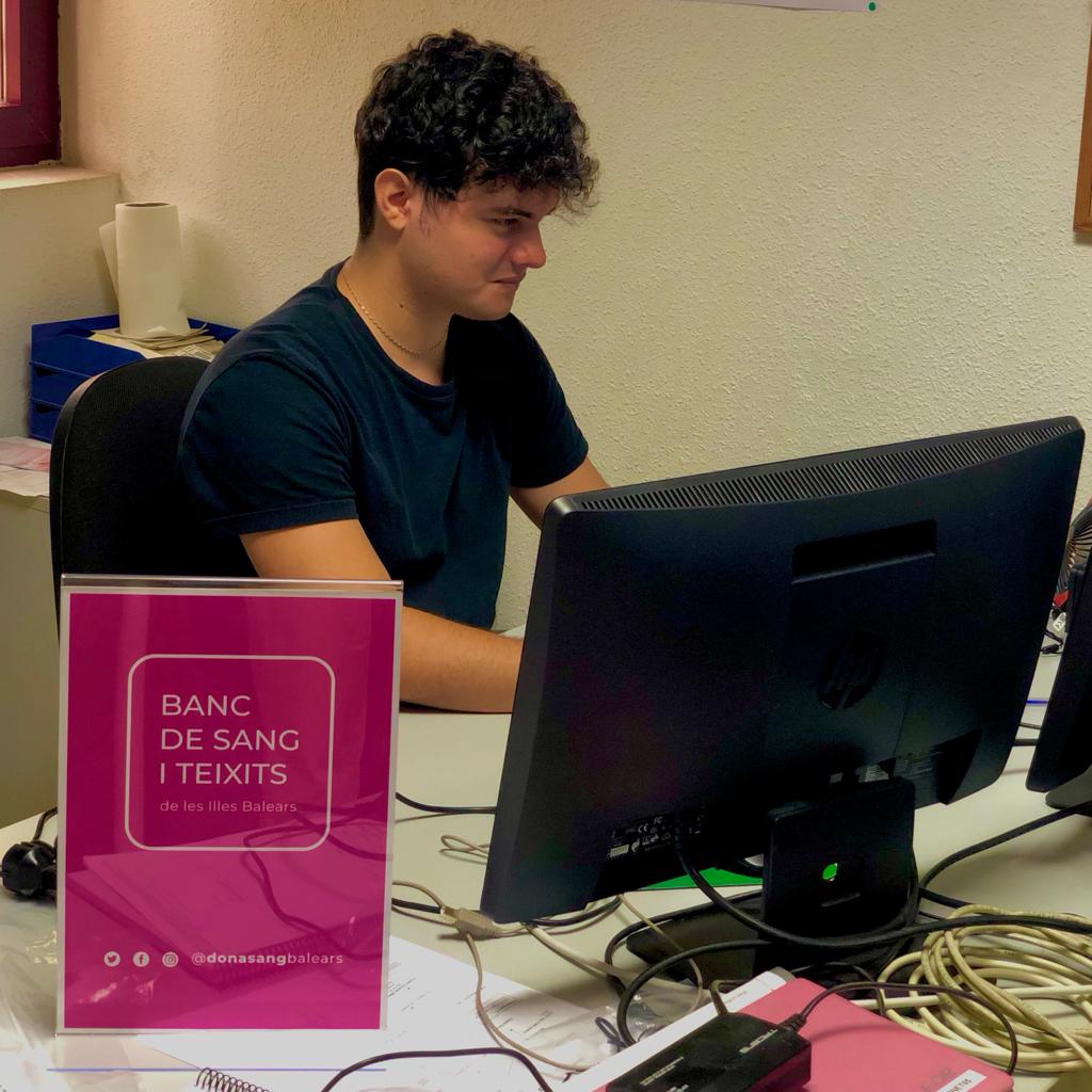 donasangbalears's tweet photo. ¡Te presentamos a Andy López!
Trabaja como informático 👨💻 en el Banco de Sangre gracias al programa de Jóvenes Cualificados 🎓 impulsado por el SOIB y financiado por la Unión Europea.
@soibjove_goib
#NextGeneration
#SOIBCualificados #PrimeraExperiencia #BSTIB https://t.co/fPrsjfzjxx