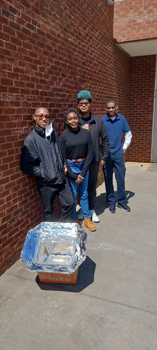 MrBell_Educator's tweet photo. My Environmental Science class baked home made cookie dough with a Solar Oven today! 🌞 We had fun with the whole process and completed an experiment questionnaire to be able to share their thoughts with the class about the experience. 🍪 🍪 🍪
 #highschool #teacher #Science https://t.co/YW0b6BwSP5