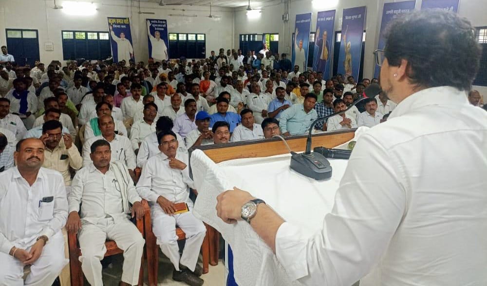 AnandAkash_BSP's tweet photo. आज भोपाल में प्रदेश इकाई की मासिक समीक्षा  बैठक में आगामी चुनाव की समीक्षा की। आदरणीय @Mayawati जी के निर्देश के मुताबिक़ ज़मीनी स्तर पर पार्टी के ढांचे को मजबूत करने के लिए,उसमें सुधार और उनकी चुनौतियों को समझकर उनको आगे कुशलतापूर्वक करने के लिए ज़रूरी कदम लेने के निर्देश दिए। https://t.co/FHfttC7cip