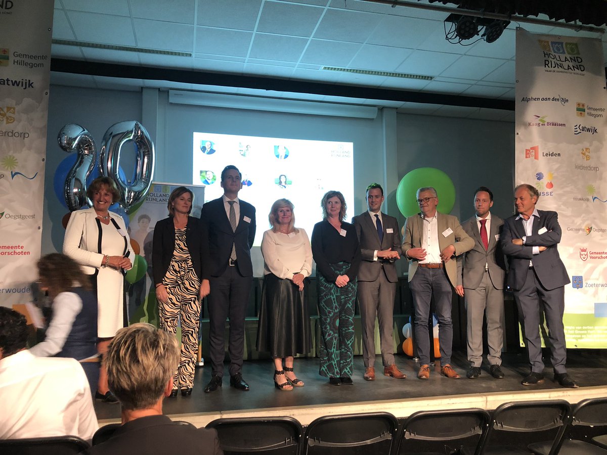 Bij het congres van <a href="/HollandRijnland/">Holland Rijnland</a> staat het beoogd dagelijks bestuur op het podium: <a href="/HenriLenferink/">Henri Lenferink</a> <a href="/SpiesLiesbeth/">Liesbeth Spies</a> Jolanda Langeveld Daan Binnendijk @delft1_y <a href="/robbertvanduijn/">Robbert-Jan v. Duijn</a> @PauldeBruijnxt <a href="/elsbethkoek/">Elsbeth Koek</a> <a href="/GerardMostert/">Gerard Mostert</a>