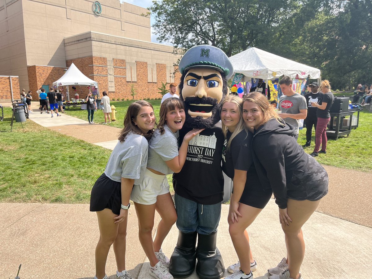HurstSoftball's tweet photo. LOOK WHO THE TEAM FOUND!!! Love seeing all the smiles 🤩 https://t.co/ynkZc4x6Bc