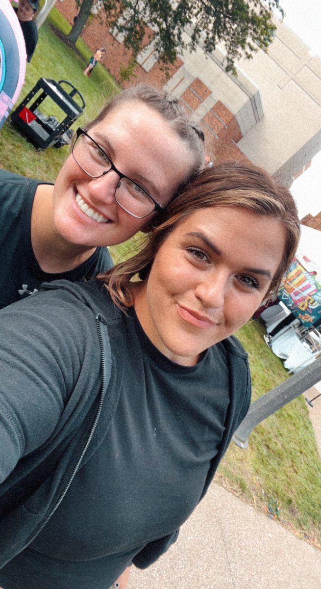 HurstSoftball's tweet photo. LOOK WHO THE TEAM FOUND!!! Love seeing all the smiles 🤩 https://t.co/ynkZc4x6Bc