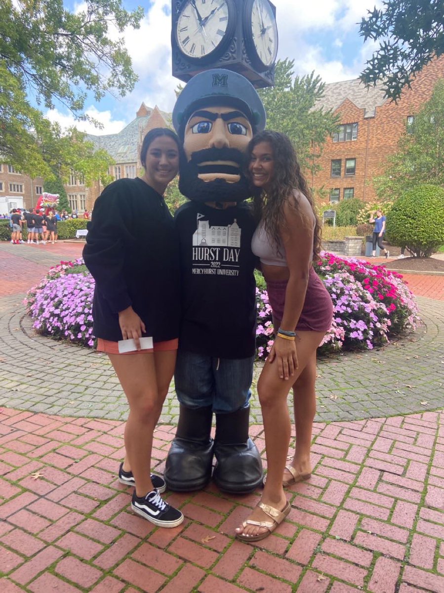 HurstSoftball's tweet photo. LOOK WHO THE TEAM FOUND!!! Love seeing all the smiles 🤩 https://t.co/ynkZc4x6Bc