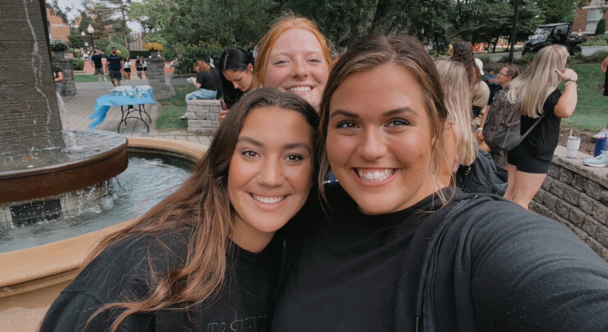 HurstSoftball's tweet photo. LOOK WHO THE TEAM FOUND!!! Love seeing all the smiles 🤩 https://t.co/ynkZc4x6Bc