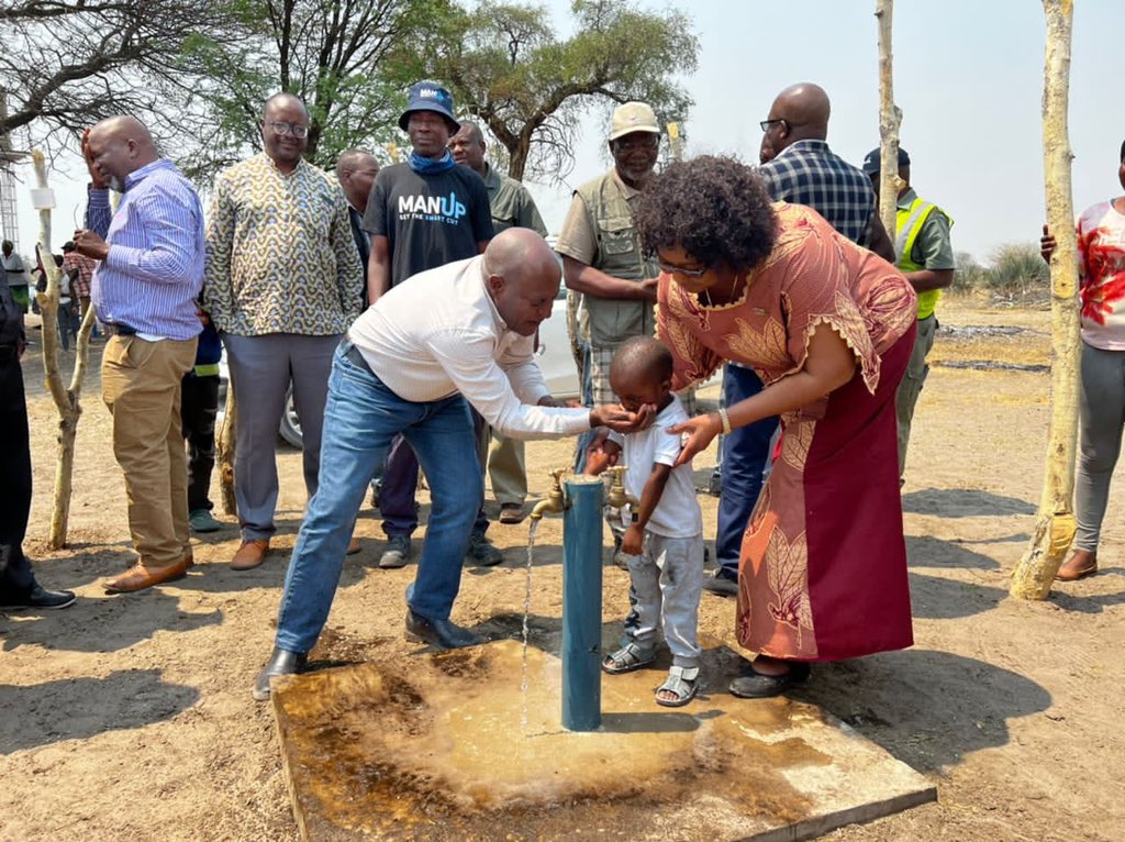 EagleFMNam's tweet photo. ReconAfrica founder and executive chairperson Craig Steinke
said the two Kavango regions lack access to potable water and that the company wants to make water a priority in both regions.
He said this on Wednesday during the official handover of the 22 community water https://t.co/L8m3IbzyVi