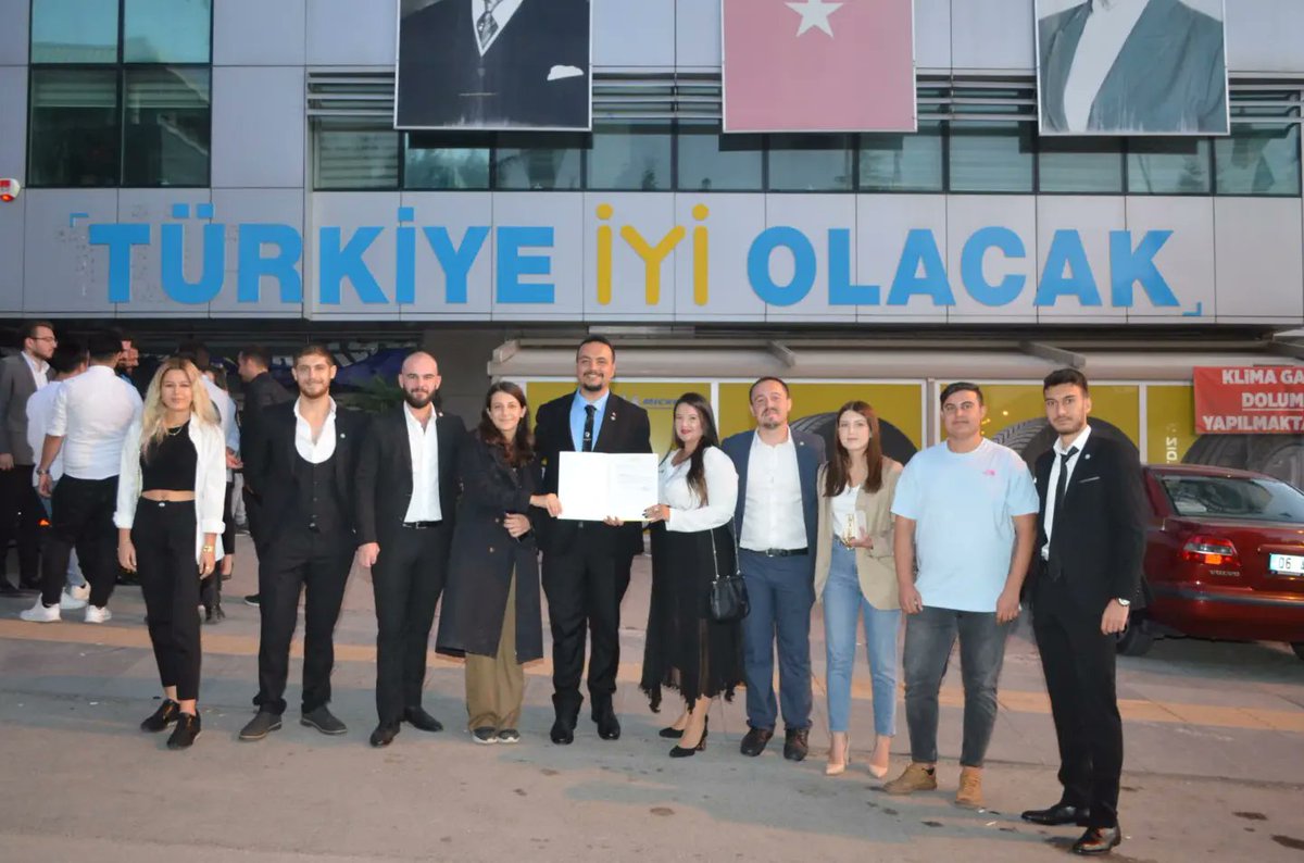 iyigenccankaya's tweet photo. Genel Başkanımız Sn @meral_aksener 'in onayıyla Gençlik Kolları Çankaya İlçe Başkanlığına  @Hakangeveniyi atanmıştır. Ankara İl Gençlik Kolları Başkanımız Sn. @FatihKOCA04 'nın takdimiyle mazbatasını teslim almıştır. 

Görevinde başarılar dileriz. https://t.co/PEK4tMHLV6