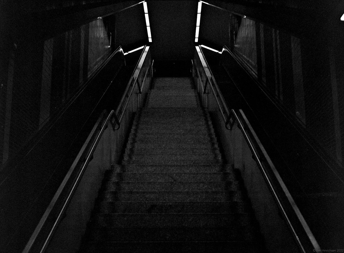 jhinrichsen82's tweet photo. #monochrome #blackandwhitephotography #photography #analogue #35mm #streetphotography #frankfurt https://t.co/BPF4roUNEd