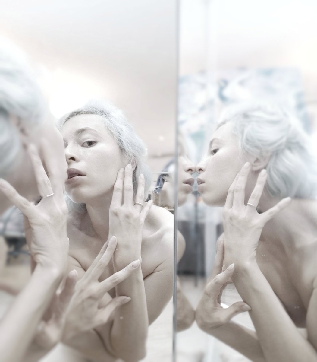 Today I will see you in the mirror for the first time.  And tomorrow for the first time, too... #NFTartists #nftarti̇st #PainterOfTheNight #ArtistOnTwitter #artist #artistic #betweenus #mirror演唱會 #Mirror #Avatar #selflove #selfportrait