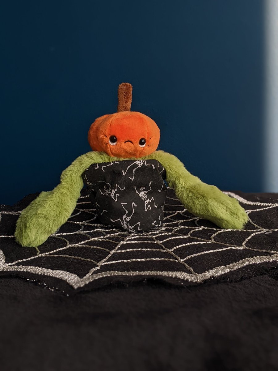 liberty_malley's tweet image. 🎃PUMPKIN PAL GIVEAWAY TIME!🎃

To celebrate a full year of the pumpkin pals I'm giving away this mini pumpkin and her spooky little pot to one lucky winner! 

To enter
- Follow me
- Like &amp;amp; RT this post
- Tag a friend in the comments