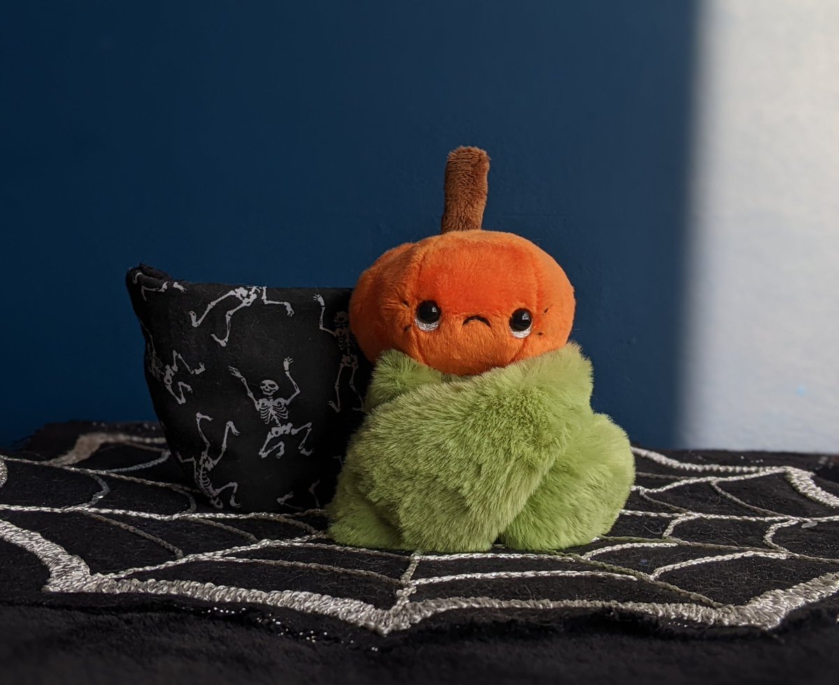 liberty_malley's tweet image. 🎃PUMPKIN PAL GIVEAWAY TIME!🎃

To celebrate a full year of the pumpkin pals I'm giving away this mini pumpkin and her spooky little pot to one lucky winner! 

To enter
- Follow me
- Like &amp;amp; RT this post
- Tag a friend in the comments