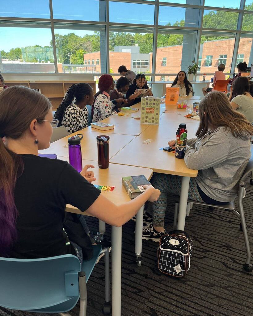 fvhslmc's tweet photo. 💧⬇️📖♣️ #dropinbookclub #fvhslmc #bengalsread #wednesdaylunches https://t.co/jQLe8b9zI9 https://t.co/kpulMrl4s6