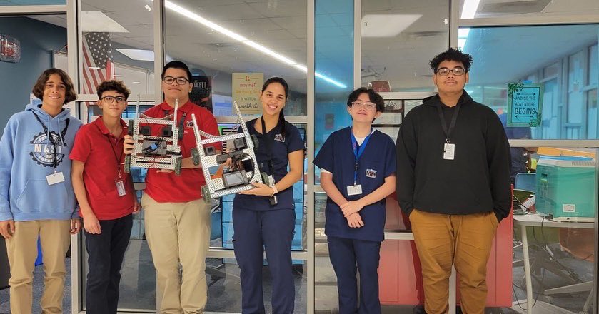 MASTMedical's tweet photo. Our Robotics students had a blast completing their first build of 2022-2023🤖🦾 #STEMinaction #MissionMD #MiamiMagnets #MedicalMagnet https://t.co/VjpsgpzHpw