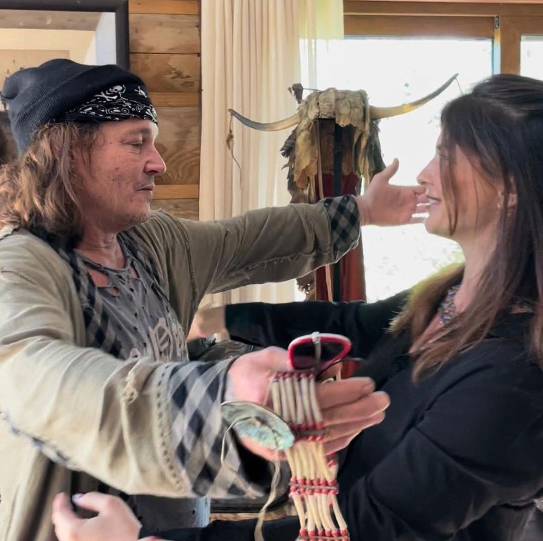 JD_Relatives's tweet photo. NUEVAS FOTOS DE JOHNNY!! 🔥
"Muchas gracias #JohnnyDepp!!! Hiciste este día inolvidable...eres un gran actor y una persona extraordinaria! Gracias por la amabilidad, dulzura, tiempo y amor que das a tu gente. Nunca olvidare este precioso momento" 🧵👇 https://t.co/eWnz4arNH5