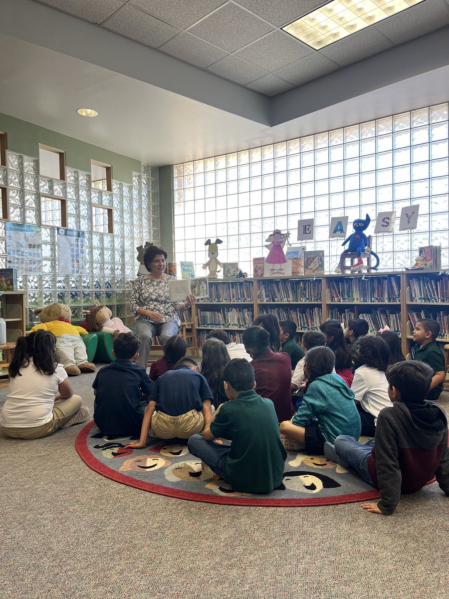cmarti_ECES's tweet photo. Elfida’s awesome librarian @MMurphy_ECES reading to our Moose! @EPChavez_ES #SISDreads https://t.co/p2QSsxsflB