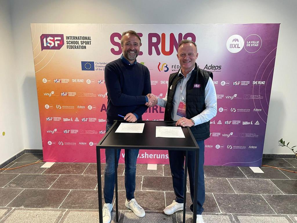 Making it official! The agreement between ISF and @ATPI_Travel during the second edition of She Runs in Brussels @lpetrynka #SheRuns2022