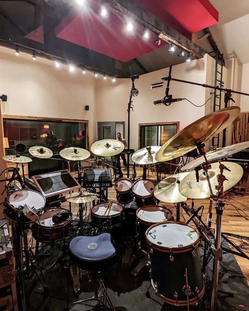 Lots of gear and LOTS of vibes. @thediscobiscuits are the real deal! ✨ Capturing the magic of live performances is a huge challenge, and they are absolutely nailing it. It's such a pleasure to record, I can't wait for y'all to hear what's in the work… instagr.am/p/CifvazVJhBV/