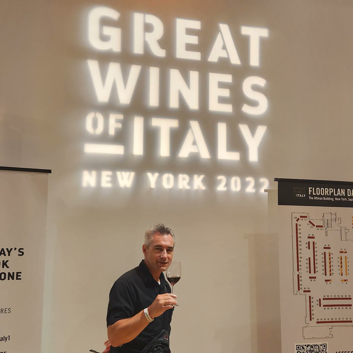 GrapeChasers's tweet photo. Some of our highlights from last week's Great Wines of Italy event in NYC. Cheers! 🍇🏃🍷🙂
#grapechasers #greatwinesofitaly #jamessuckling #italianwine #wine #vino #winetasting #invinoveritas #revawinery #tenutabuontempo #nyc #thealtmanbuilding #cheers https://t.co/KhfwGkN90A