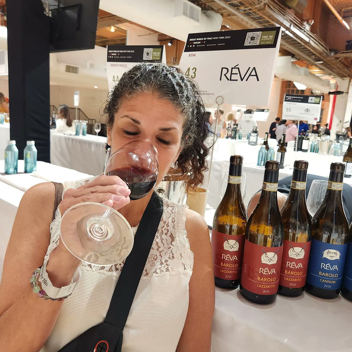 GrapeChasers's tweet photo. Some of our highlights from last week's Great Wines of Italy event in NYC. Cheers! 🍇🏃🍷🙂
#grapechasers #greatwinesofitaly #jamessuckling #italianwine #wine #vino #winetasting #invinoveritas #revawinery #tenutabuontempo #nyc #thealtmanbuilding #cheers https://t.co/KhfwGkN90A